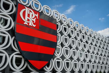 Ninho do Urubu com escudo do Flamengo; Deloitte coloca Flamengo como ameaça a clubes europeus por estar entre os maiores faturamentos do mundo