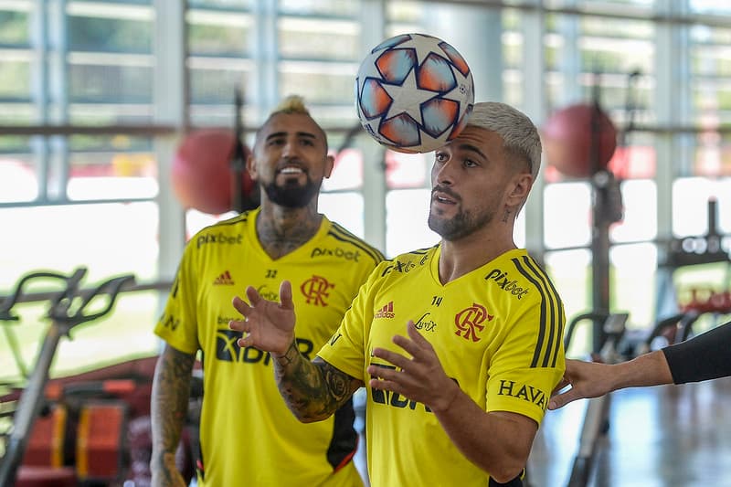 Arrascaeta e Vidal durante treino do flamengo