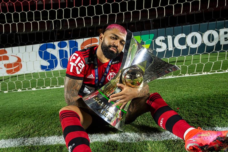 Gabigol com a taça de campeão brasileiro pelo Flamengo