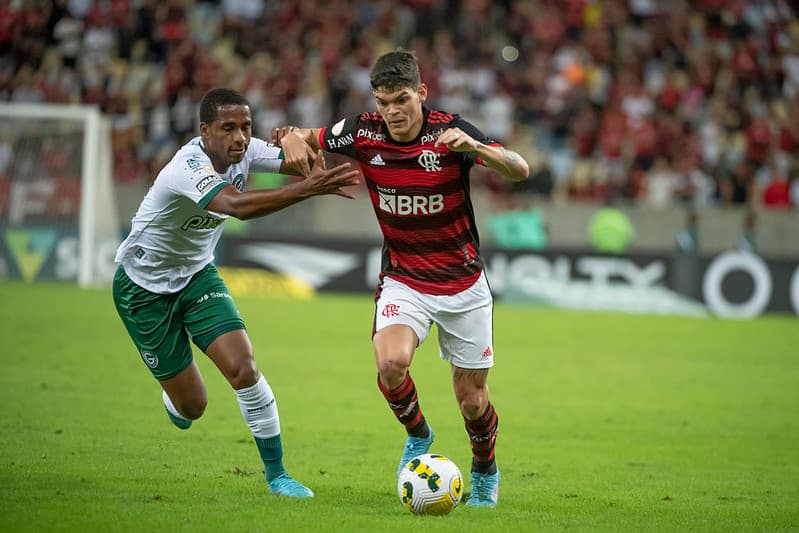 Ayrton Lucas, do Flamengo, dribla Diego, do Goiás