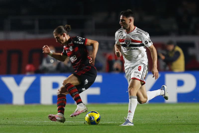 Filipe Luís dribla Calleri em Flamengo x São Paulo