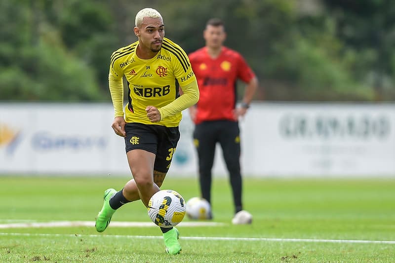 Matheuzinho no treino do Flamengo