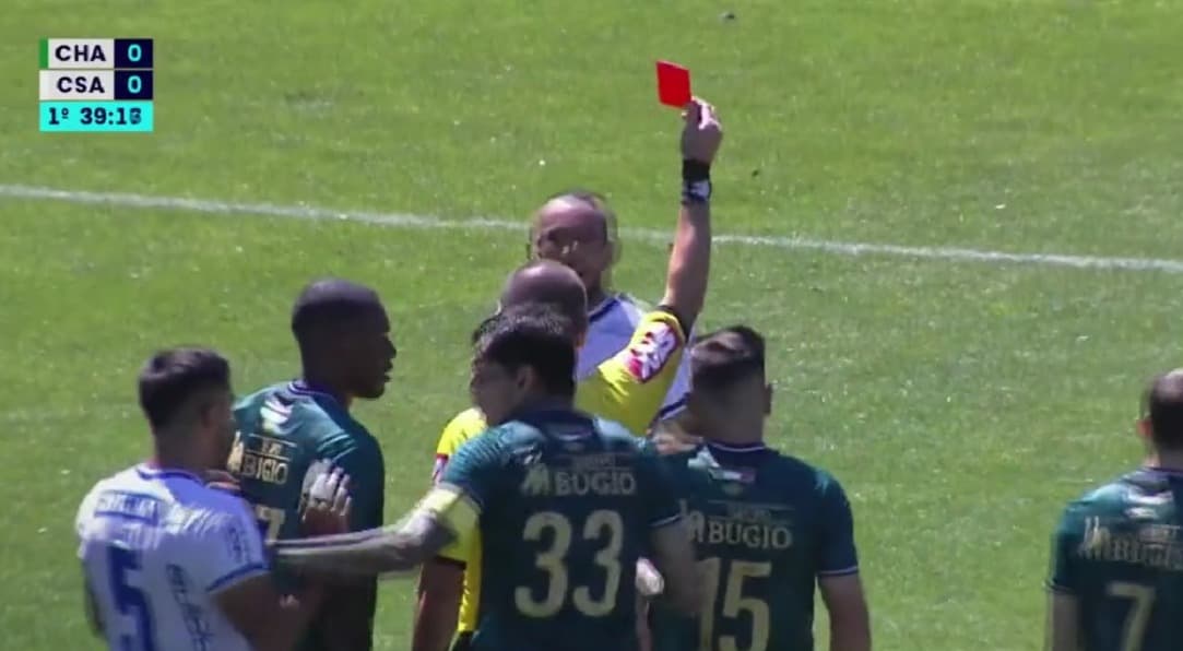 Ex-Flamengo é expulso após lance bizarro