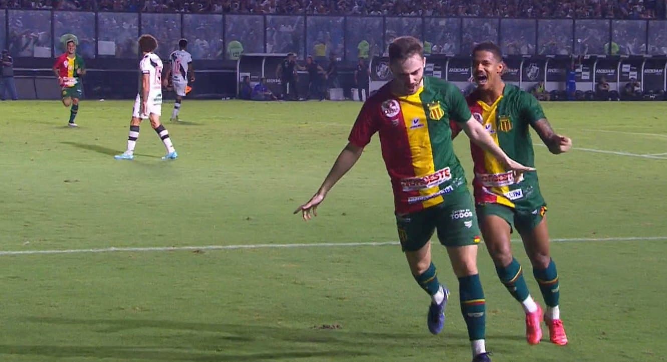 poveda comemora gol na série b diante do vasco