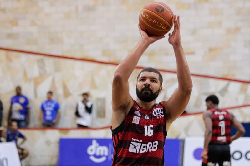Olivinha em quadra com a camisa do Flamengo