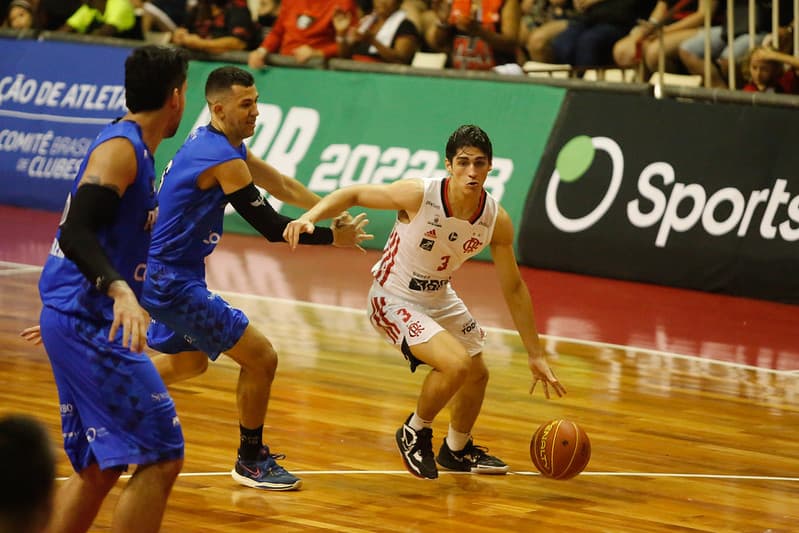 Cestinha da partida, Matheus Leoni esbanja felicidade e agradece apoio da Nação
