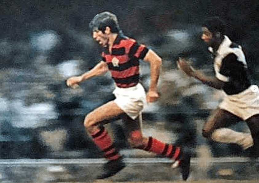 Murilo em ação com a camisa do Flamengo contra o Vasco da Gama; ex-lateral faleceu no último domingo