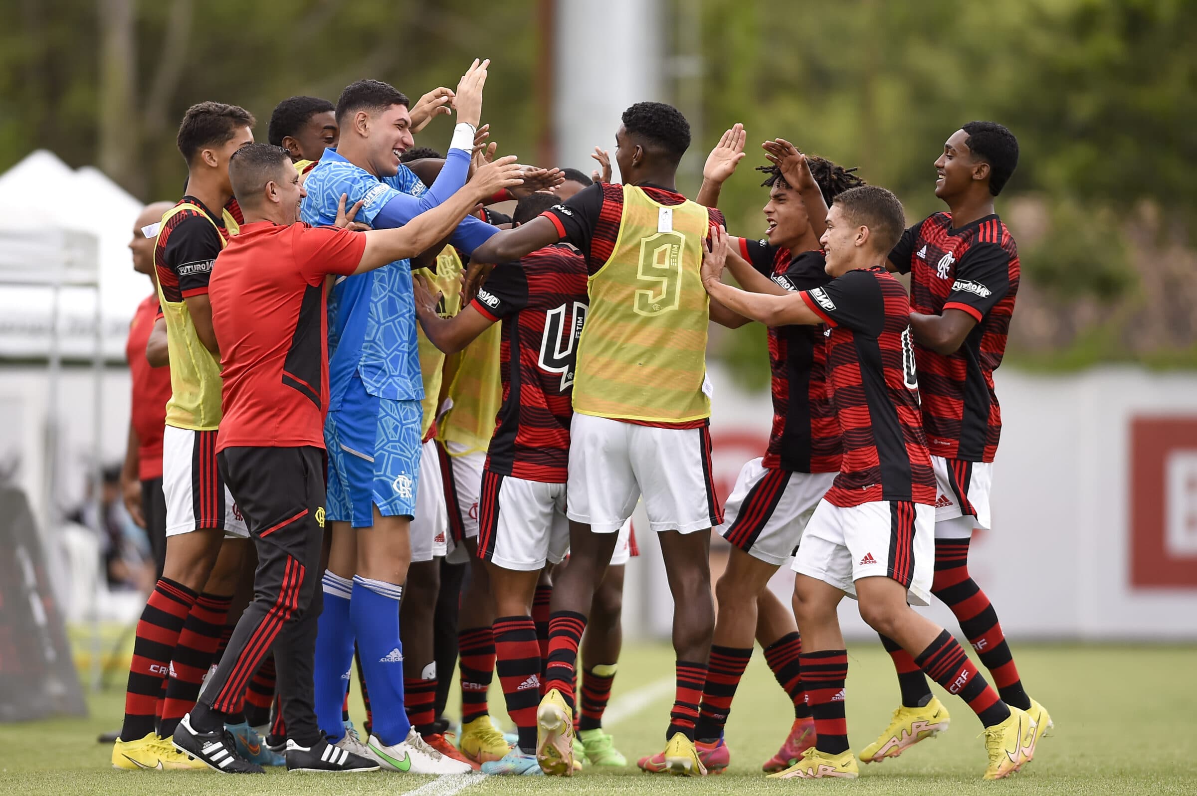 Garotos do Ninho comemoram classificação na Adidas Cup.