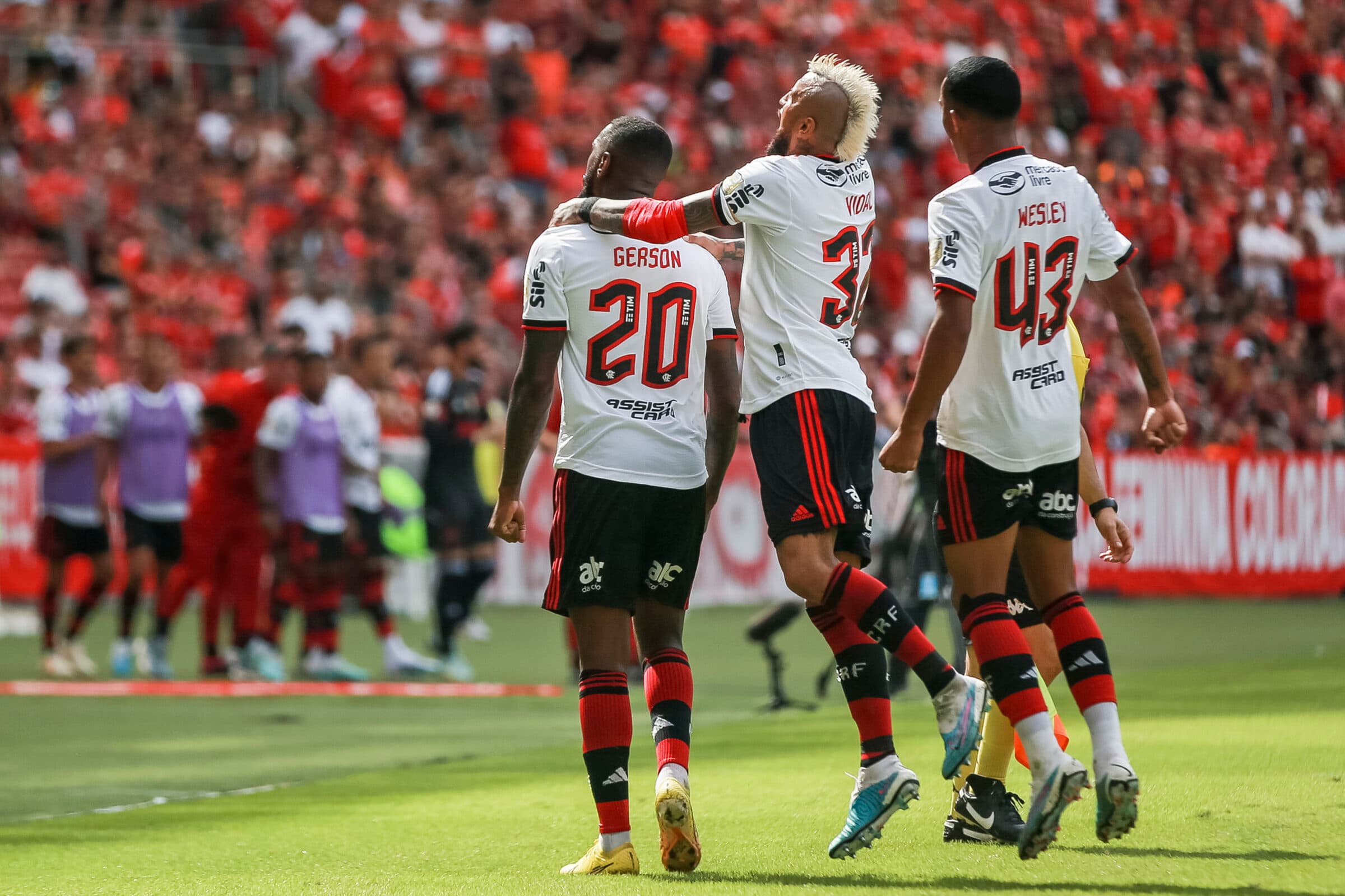 Gerson comemora gol pelo Flamengo