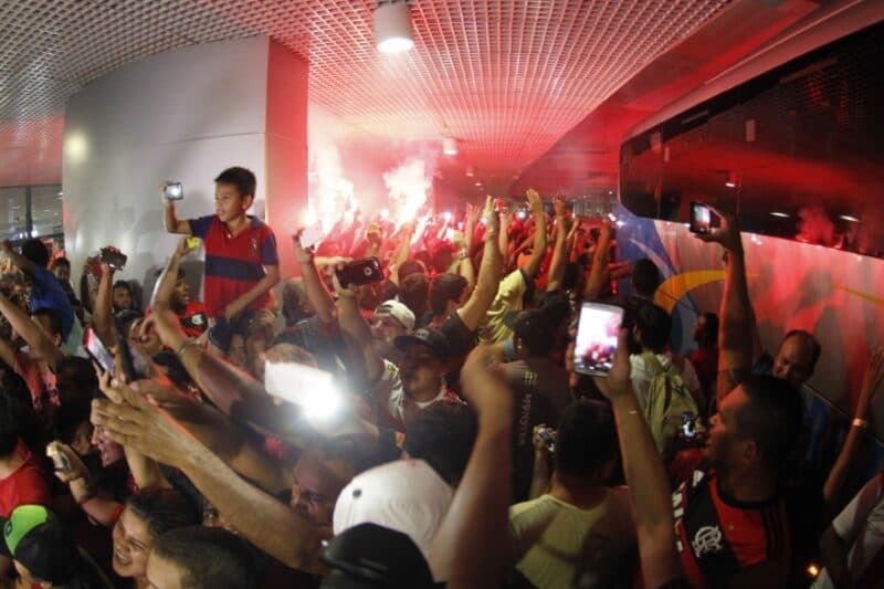 Torcida do Flamengo recebe o time em Manaus: Cruzando números do novo Censo com pesquisas Ipec, Atlas e Quaest, é possível estimar que torcida do Flamengo se aproxima de 50 milhões