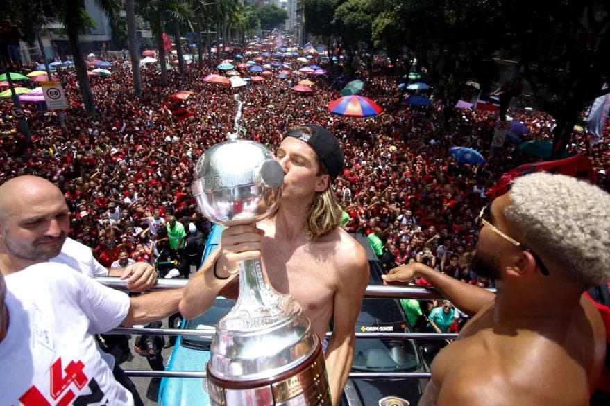 Filipe Luís com a taça da Libertadores