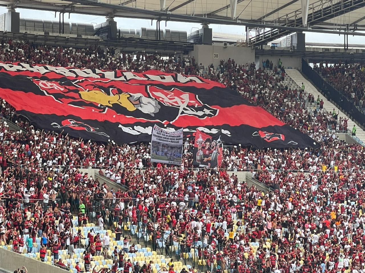 Urubuzada provoca torcida do Vasco com Dia do Abandono durante clássico no Maracanã