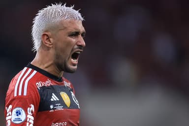 Giorgian de Arrascaeta, do Flamengo, comemora após marcar o primeiro gol do time no jogo de volta da CONMEBOL Recopa Sul-Americana 2023 entre Flamengo e Independiente del Valle