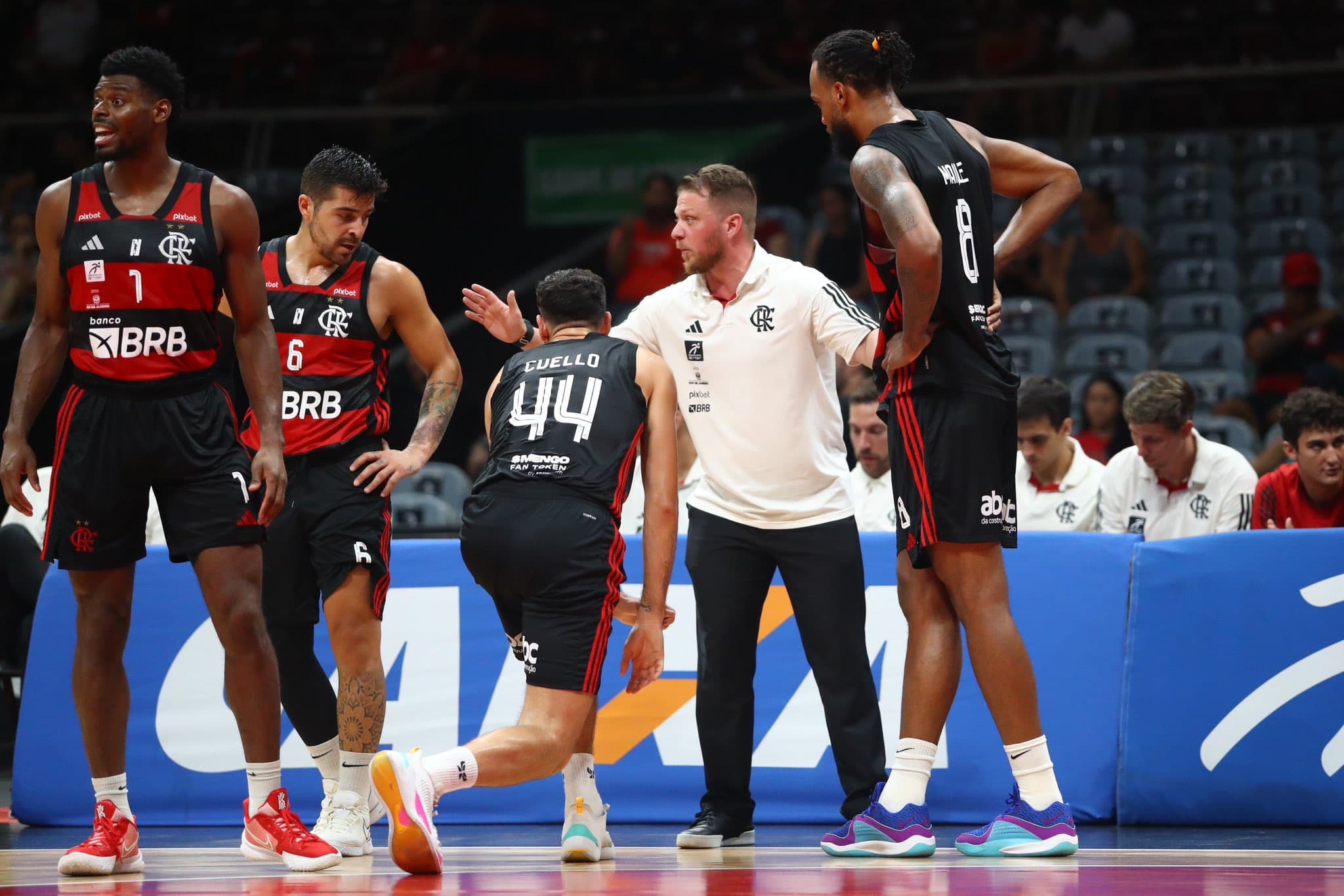 Time do Flamengo reunido para ouvir instruções de Gustavo de Conti; jogo contra o Bauru, pelo NBB, teve seu horário alterado