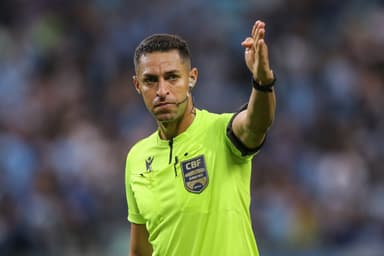 Rodrigo José Pereira de Lima em jogo do Brasileirão. CBF escalou árbitro que se envolveu em polêmica com Hulk para Flamengo x Palmeiras