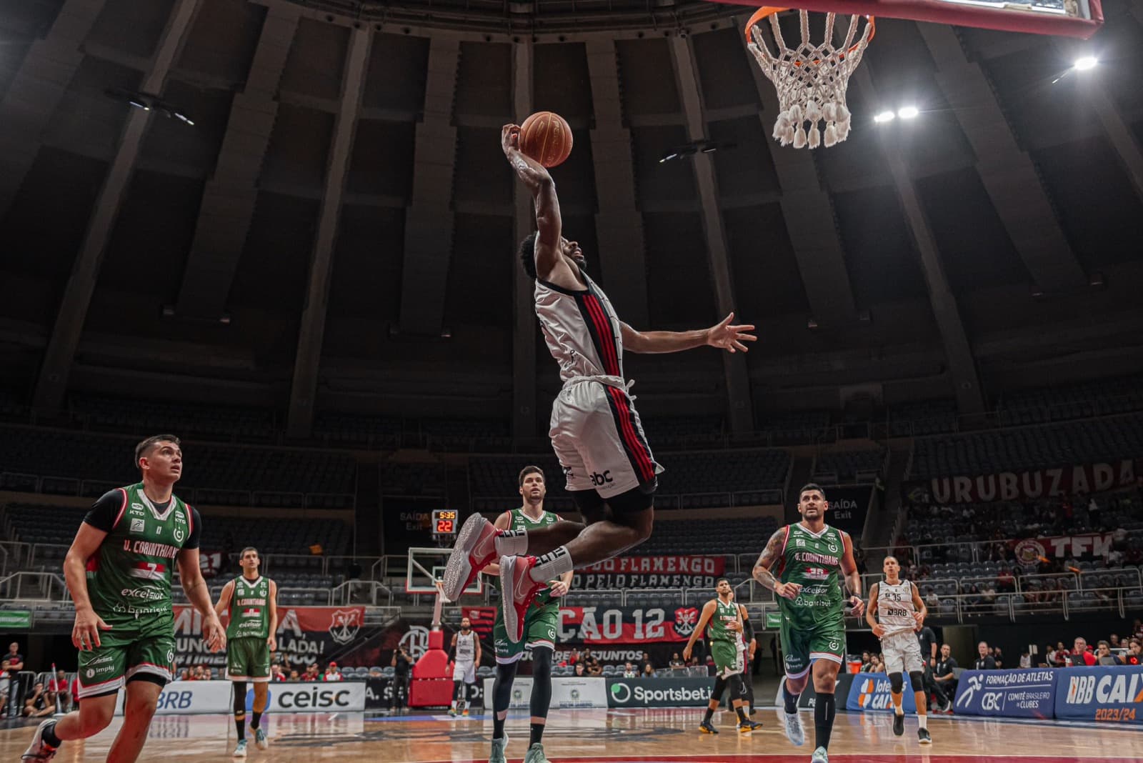 Neste domingo (23), a bola sobe para Flamengo x Bauru, no Maracanãzinho; veja onde assistir à Copa Super 8