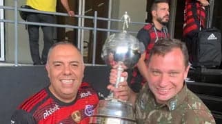 Marcos Braz e Mauro Cid com a taça da Libertadores. Homenageado por Landim com título honorífico, Mauro Cid foi chave para operação da PF contra Bolsonaro por suposta tentativa de golpe