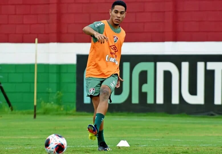 Gustavo Apis em treino do Fluminense; jogador é o novo reforço do Nova Iguaçu, adversário do Flamengo nas finais do Carioca