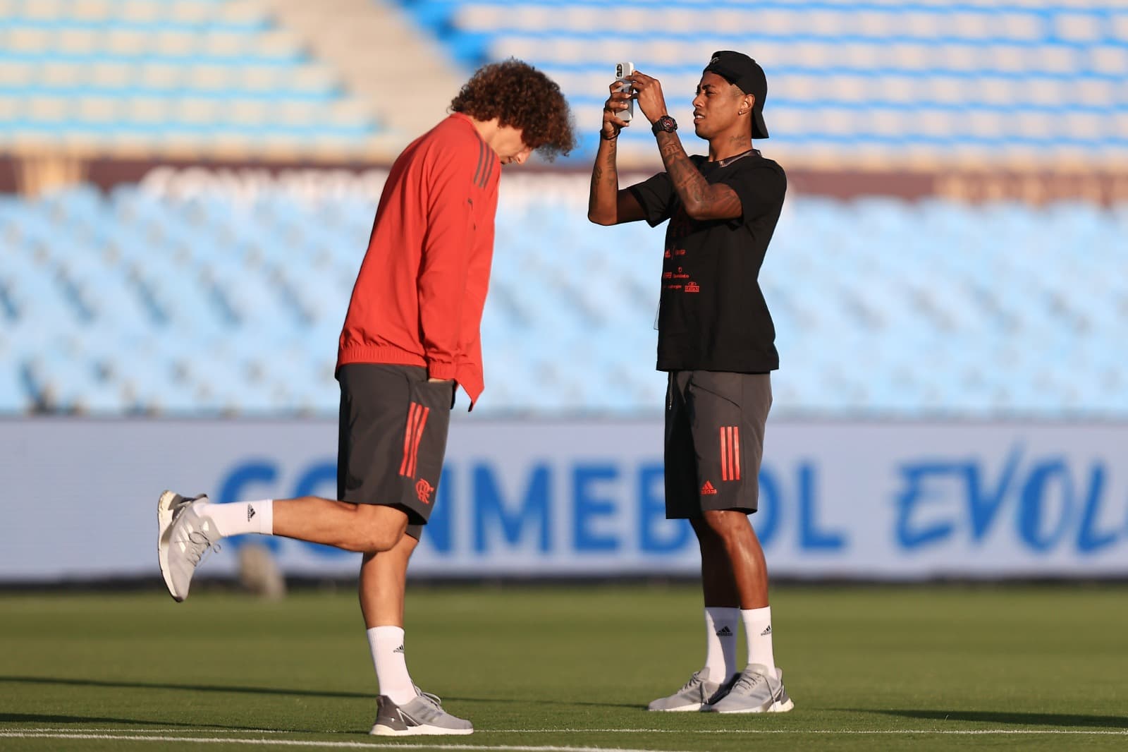 Balanço revela que Flamengo gastou mais com luvas e intermediação em renovação automática de David Luiz do que em acordo com Bruno Henrique