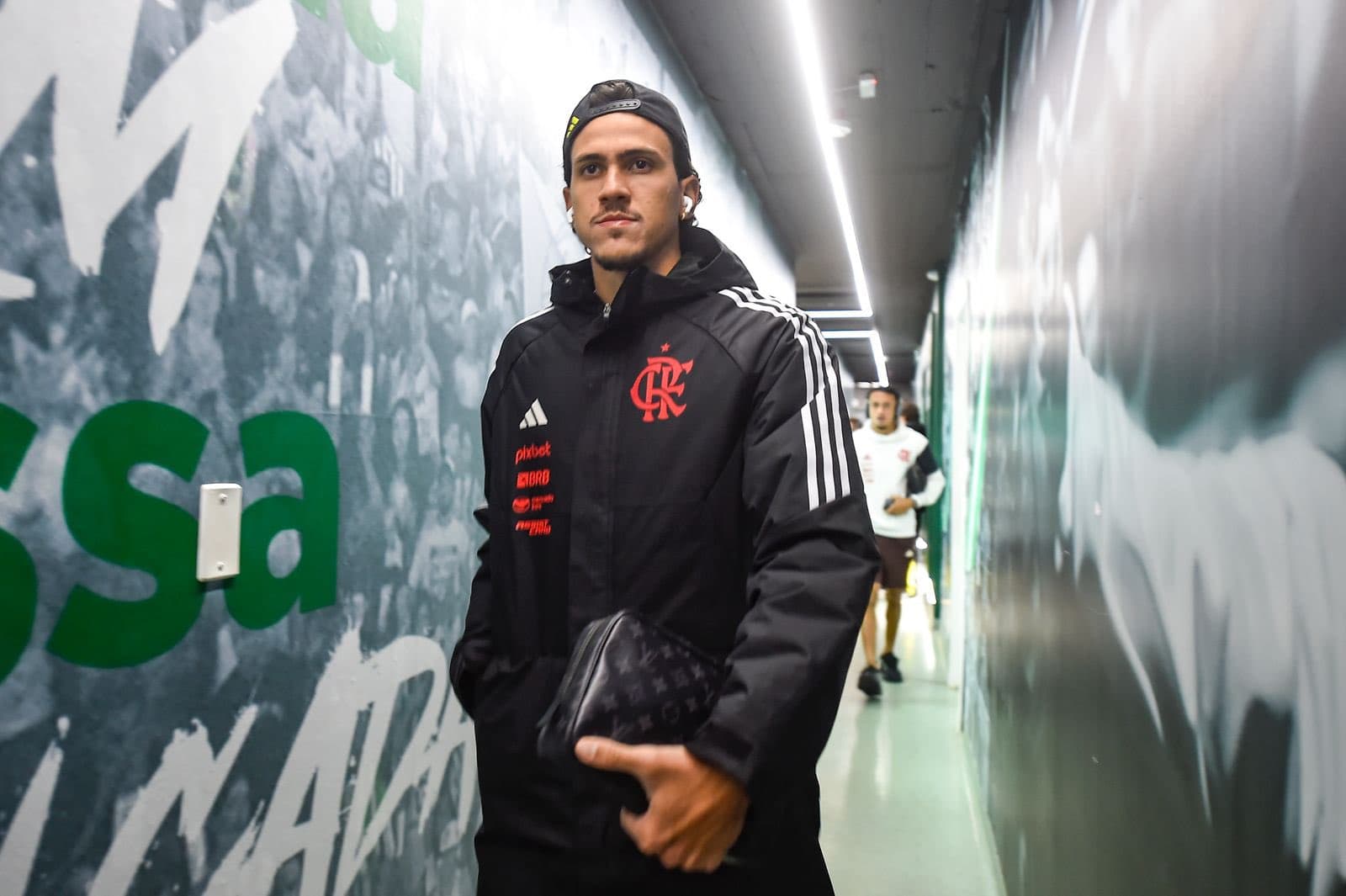 Pedro no estádio Alfredo Jaconi, em Caxias do Sul, antes de Flamengo x Juventude