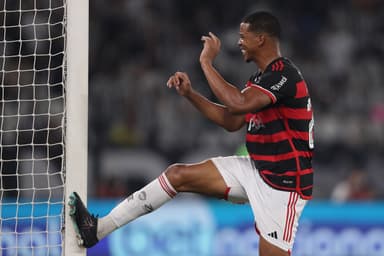 Carlinhos chuta a trave com raiva após lance perdido em Botafogo 2x1 Flamengo pelo Brasileirão 2024