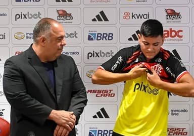 Marcos Braz observa Carlos Alcaraz vestindo a camisa do Flamengo durante a coletiva de apresentação do meia