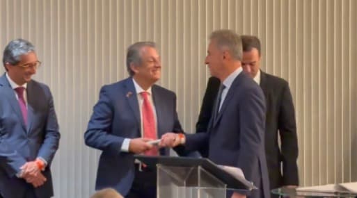 Bap recebendo o bastão das mãos de Landim