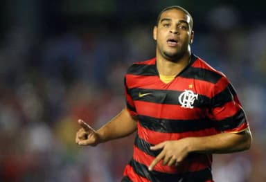 Adriano Imperador comemorando.