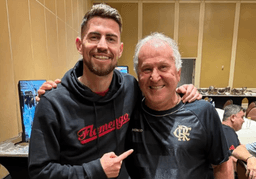 PAPO DE ÍDOLO: Jorginho compartilha momento com Zico no hotel