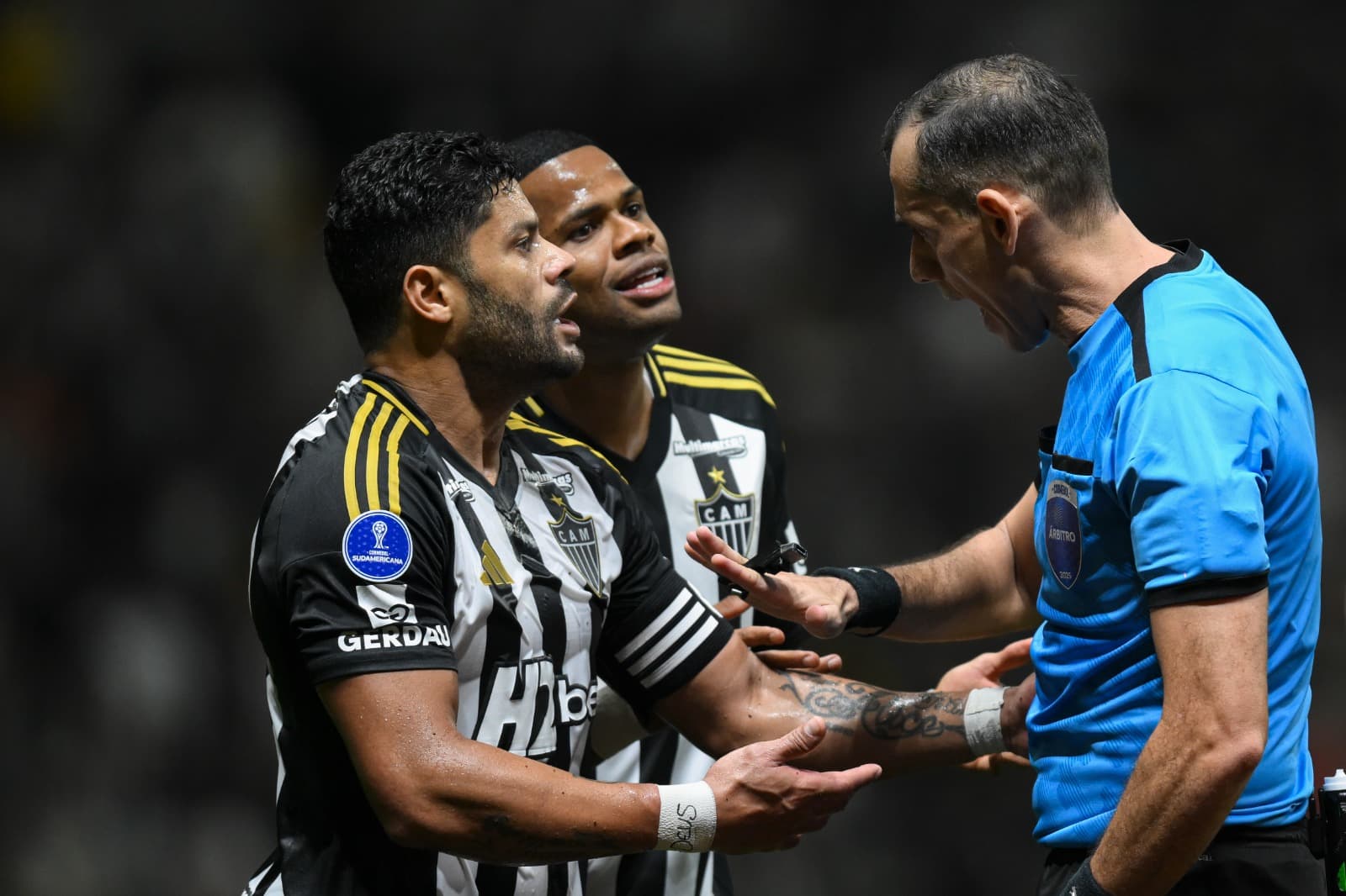 Hulk reclama com árbitro em jogo do Atlético-MG