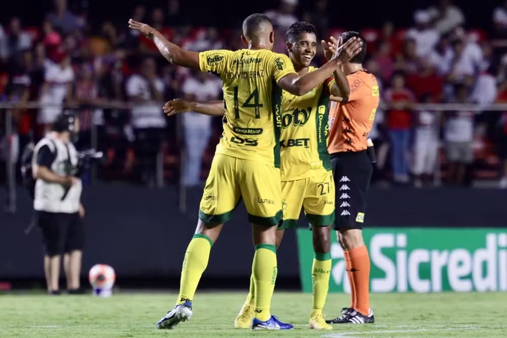 Gabriel e David Braz comemoram gol do Mirassol contra o São Paulo