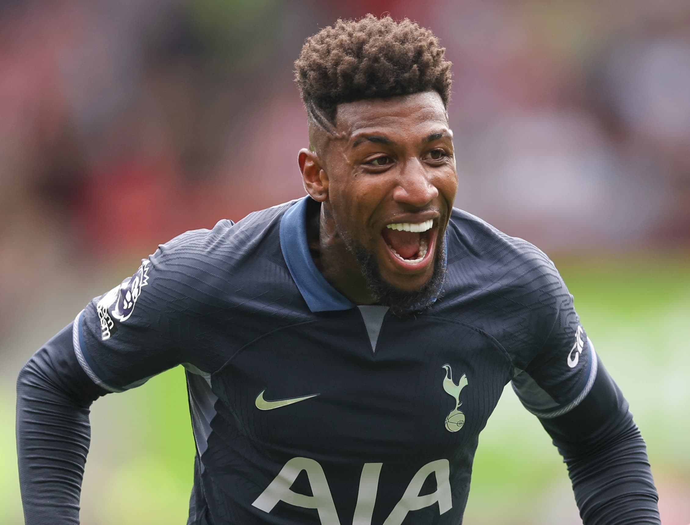 Emerson Royal comemora gol pelo Tottenham