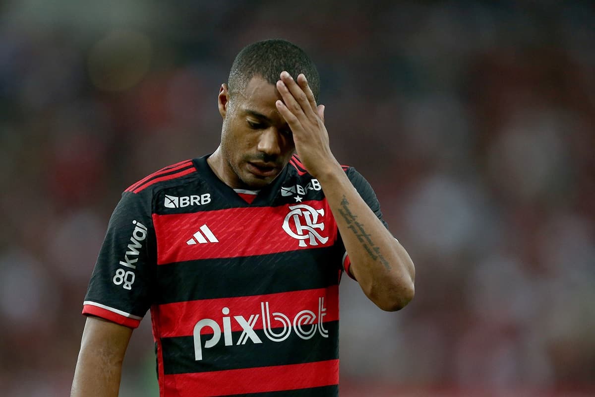 De la Cruz leva as mãos ao rosto em jogo contra o São Paulo