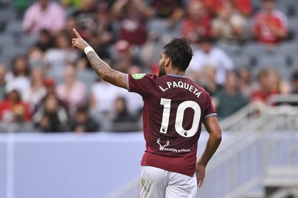 Paquetá comemora gol no amistoso entre West Ham e Everton