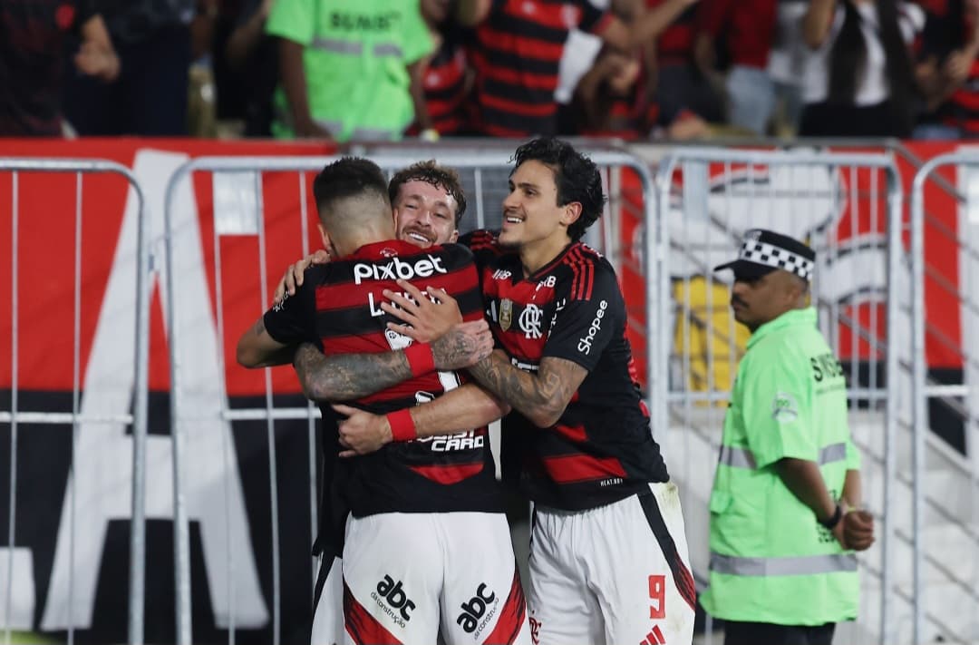 Pedro, Ortiz e Leo Pereira comemoram gol do Flamengo