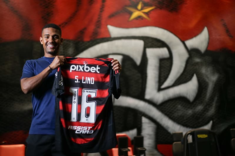 Samuel Lino segura camisa do Flamengo na academia do Ninho do Urubu