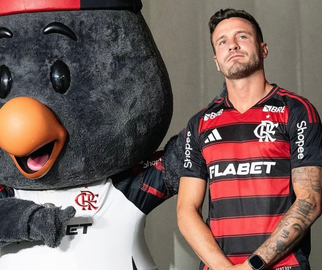 Saúl ao lado de mascote do Flamengo