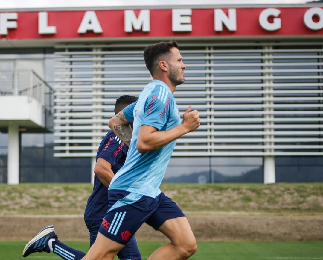 Saúl treina pelo Flamengo no Ninho do Urubu