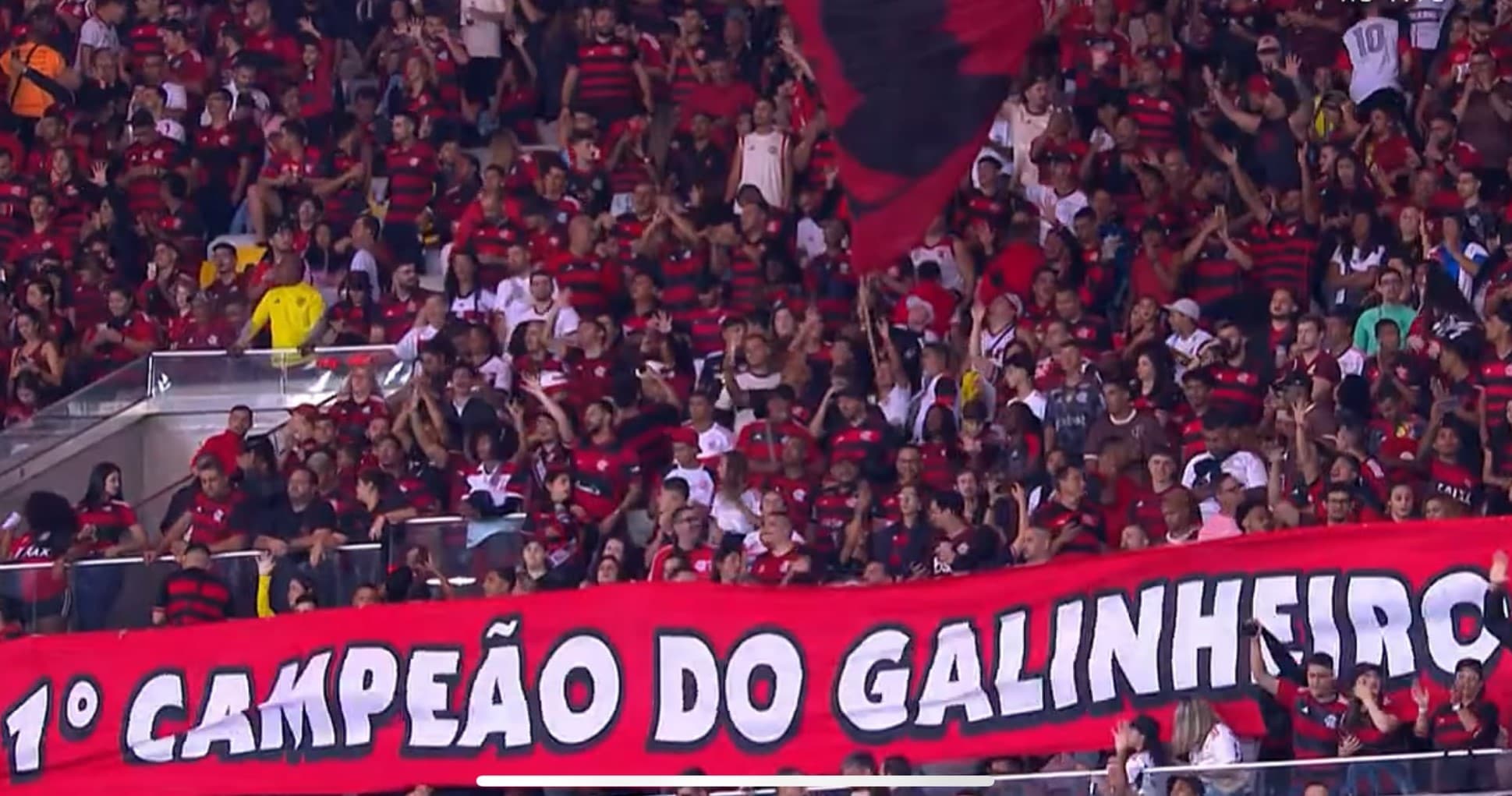 Torcida Flamengo provoca torcedores do Atlético com faixa: 1º campeão no Galinheiro