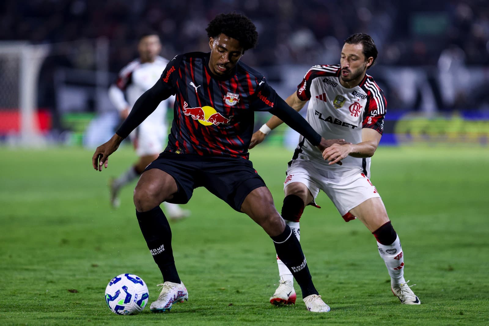 Andrés Hurtado, do Red Bull Bragantino, compete pela bola com Matias Vina, do Flamengo, durante a partida do Brasileirão 2025 entre Red Bull Bragantino e Flamengo, no Estádio Municipal Cícero de Souza Marques, em 23 de julho de 2025, em Bragança Paulista,