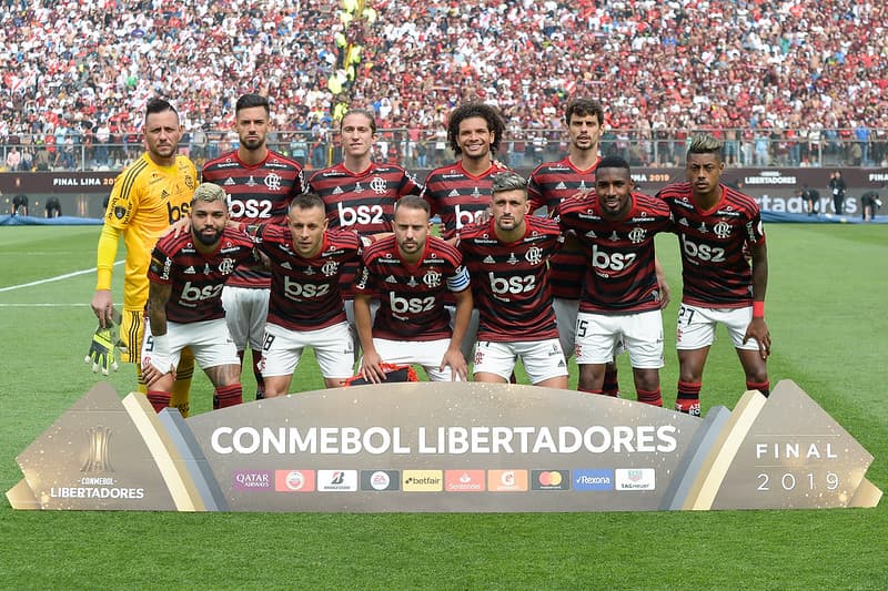 Time do Flamengo que foi campeão da Libertadores 2019 perfilado para foto antes do início da partida em Lima