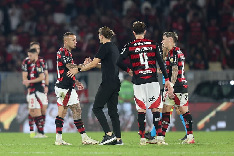 Filipe Luís conversa com jogadores do Flamengo após o fim da partida contra o Internacional