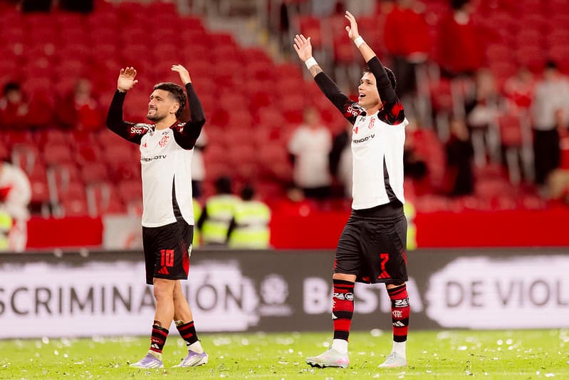 Arrascaeta e Luiz Araújo comemoram com a torcida após vitória do Flamengo no Beira-Rio, pela volta das oitavas de final da Libertadores 2025