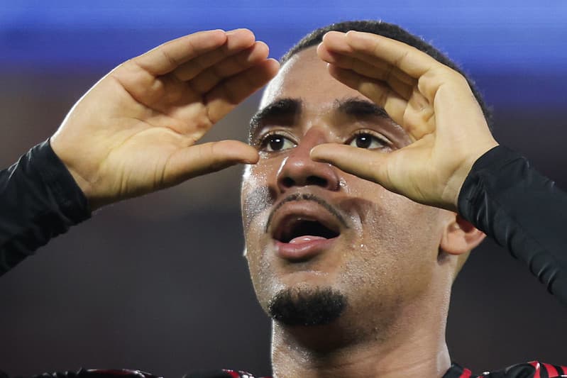 Samuel Lino comemora gol pelo Flamengo sobre o Vitória, no Maracanã