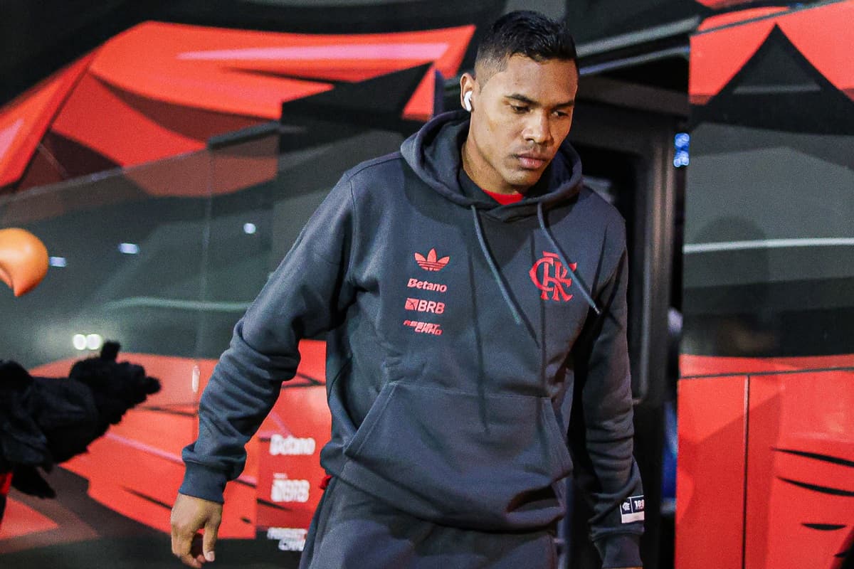 Alex Sandro desembarca de ônibus antes de Flamengo x Vitória, no Maracanã