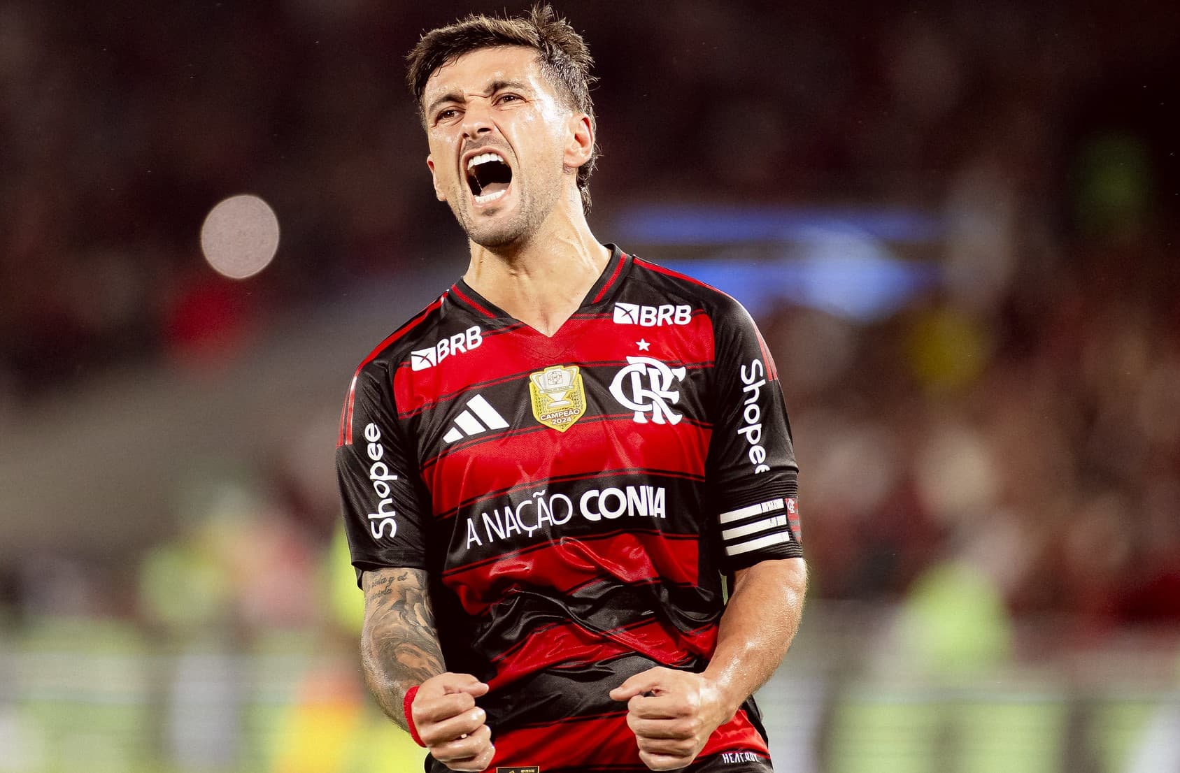 Arrascaeta vibra bastante na comemoração do gol sobre o Vitória