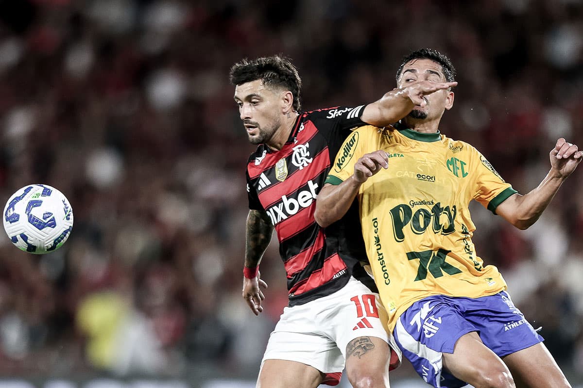 Arrascaeta disputado bola com adversário durante Flamengo x Mirassol