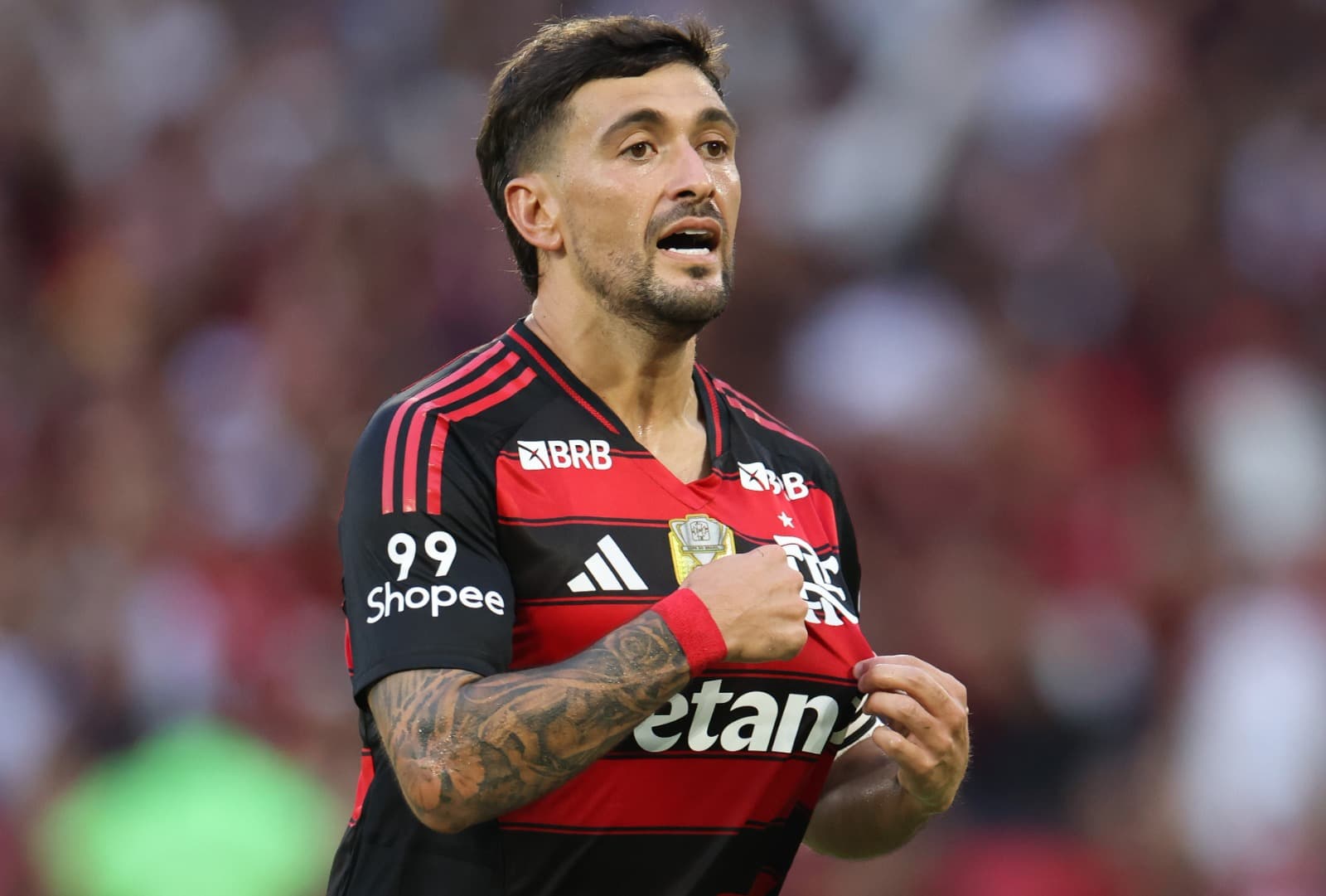 Arrascaeta aponta para o escudo do Flamengo ao comemorar o gol da vitória sobre o Grêmio no Maracanã
