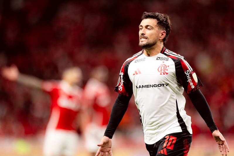 Arrascaeta comemora gol do Flamengo sobre o Internacional