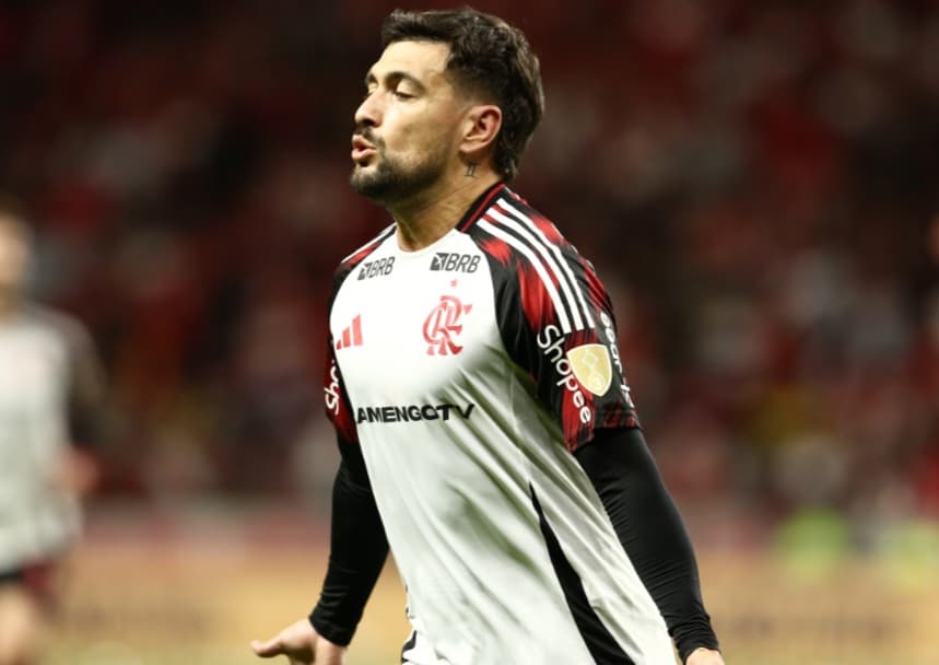 Arrascaeta, se branco, corre de braços esticados comemorando o primeiro gol do Flamengo contra o Internacional, no Beira-Rio, pela volta das oitavas de final da Libertadores 2025
